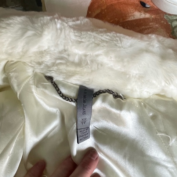 White luxurious faux fur with a leather stash … - Picture 4 of 4